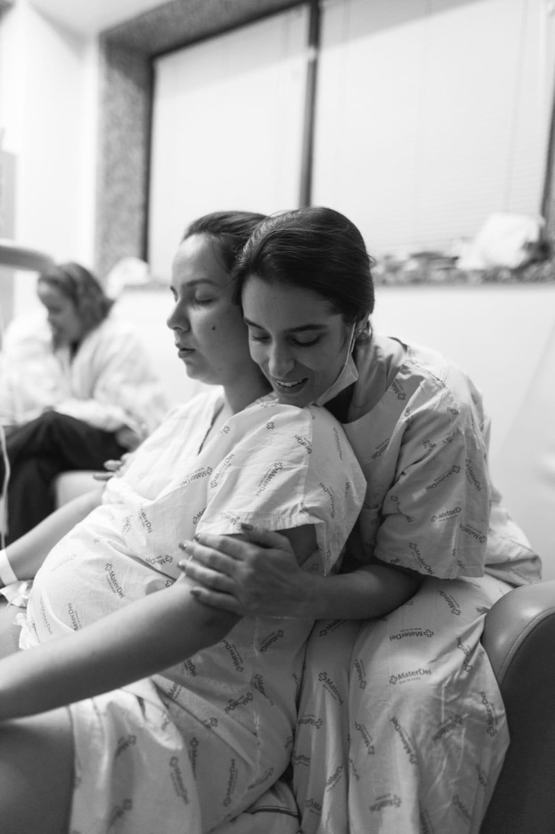 Dra. Aline acolhendo uma gestante em trabalho de parto
