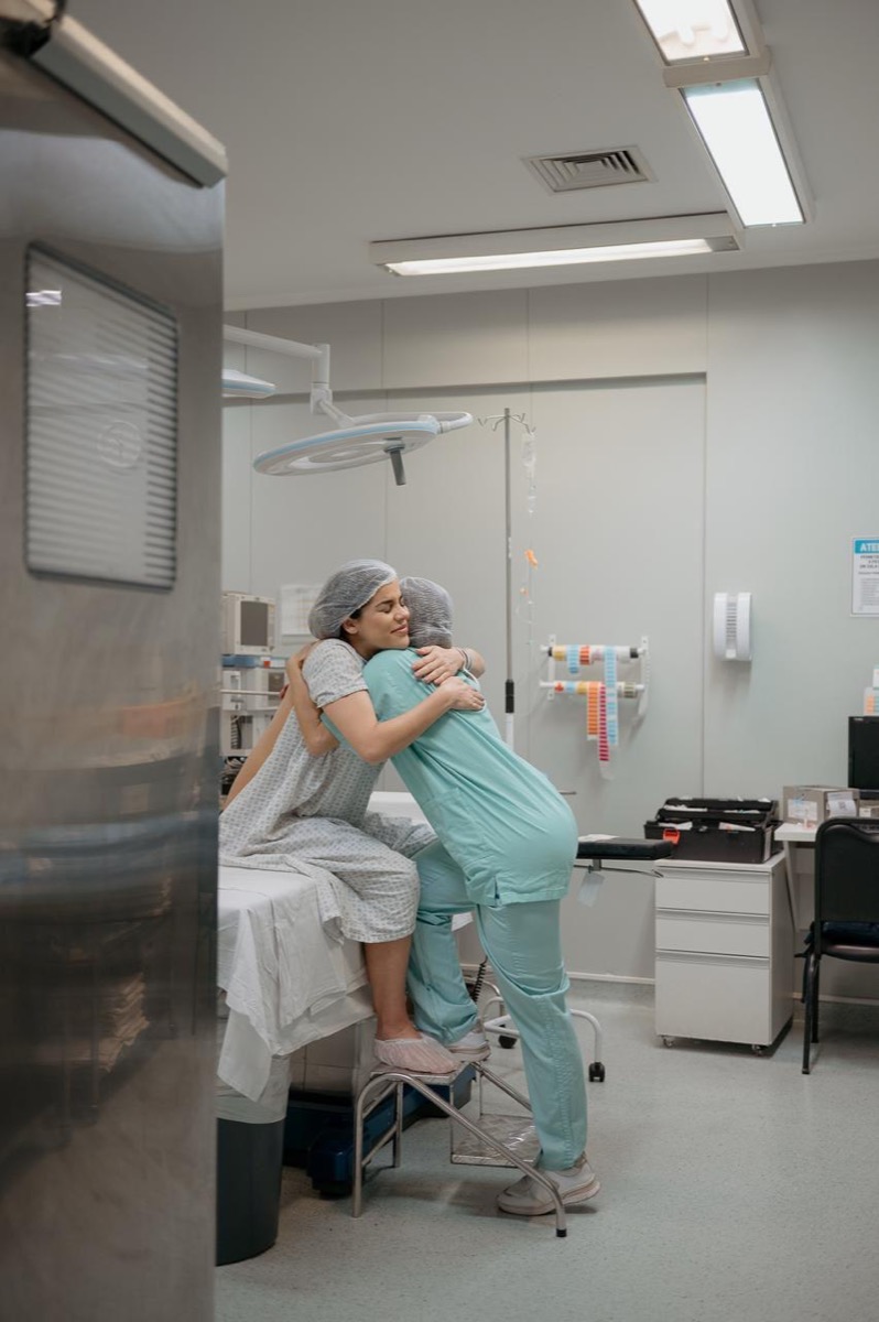 Dra. Aline abraçando uma paciente gestante